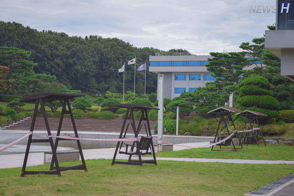 ▲ 학기 중 학생들이 자주 찾는 호수공원 벤치는 공사를 위해 접근이 제한되고 있다.