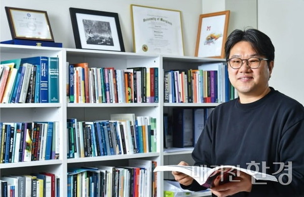 ▲ 조 교수는 영상이나 이미지를 통한 정보 습득도 장점이 있지만, 독서로 얻을 수 있는 깊이 있는 지식과 앎이 있다고 설명했다. ⓒ 매거진 한경