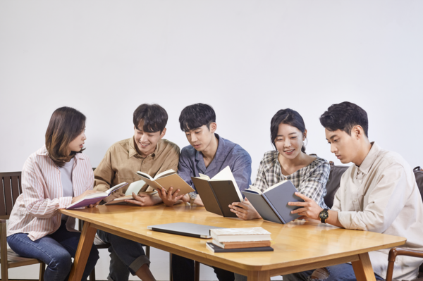 ▲ 조 교수는 대학생들을 위한 리터러시 조언으로 함께하는 독서와 공부를 강조했다. 지식 공동체 내에서 지적 협업이 일어나야 더 효과적인 학습을 있다고 설명했다. ⓒ 게티이미지