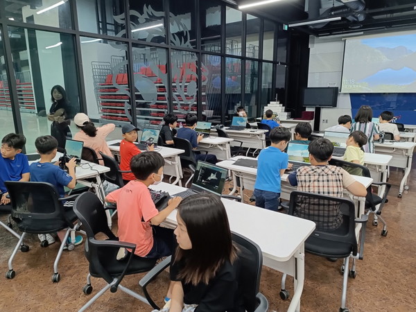 지난 7일, 경기도 안산시 한양대 ERICA캠퍼스에서 개최된 ‘꿈나무 드론 아카데미’에서 지역 청소년들이 시뮬레이터를 이용한 드론 교육 프로그램에 참여하고 있다.