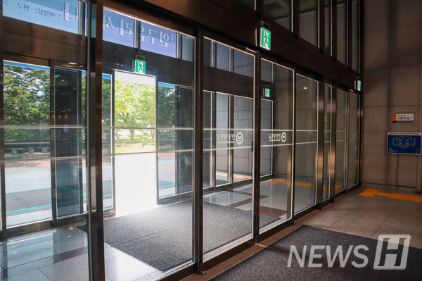 ▲ 내부에서 바라본 자동문의 모습이다.