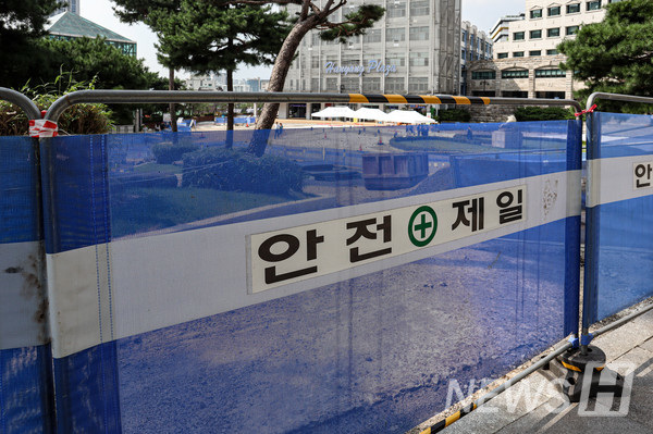 ▲ 본관 앞 광장에서는 보도블록 공사를 위해 안전 바리케이드가 설치됐다.
