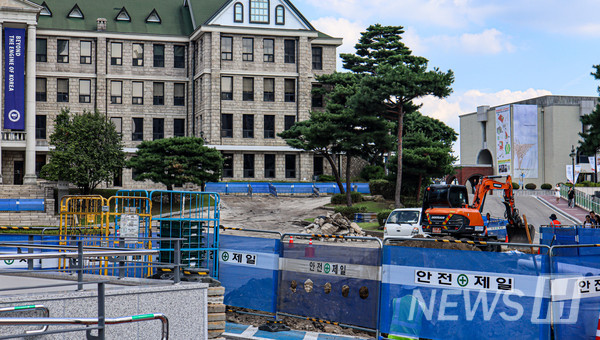 ▲ 보도블록 포장을 위해 기존 아스팔트를 걷어내고 있는 모습.