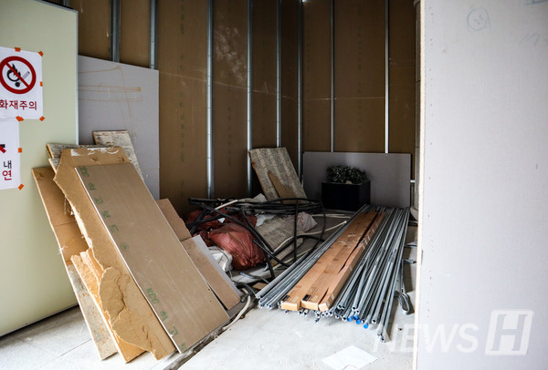 ▲ 국제관 2층에는 외국인 라운지 환경 개선을 위한 공사 장비들이 놓여있다.