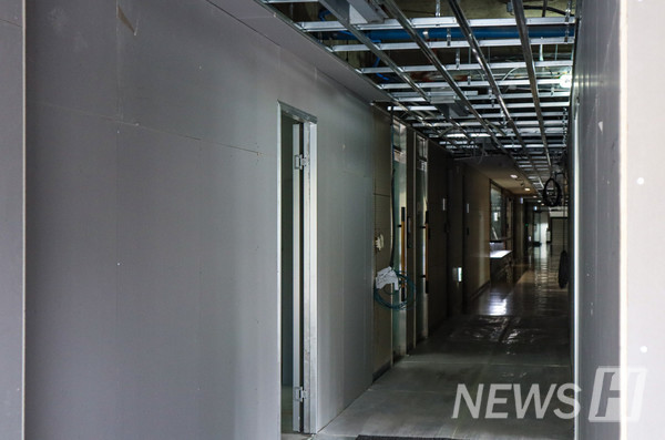 ▲ 외국인 라운지 환경 개선 공사를 시작하기 전 천장과 벽이 뜯겨 있는 모습.