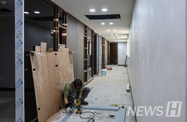 ▲In order to create the HY-Hectorcorn Space, the laborer is working diligently.