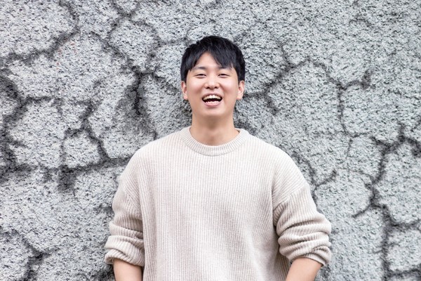 ▲ 사단법인 온기의 대표 조현식(국제학부 10) 씨는 '온기우편함'으로 외롭고 우울한 이들에게 위로와 희망의 메시지를 전하고 있다. ⓒ 조현식 동문