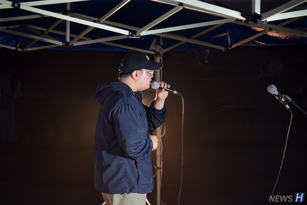 ▲ 여름밤에 어울리는 가수 '10CM'의 곡을 열창하고 있는 한양인.