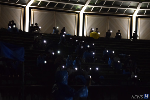 ▲ 궂은 날씨에도 많은 한양인들이 모여 한여름 밤의 낭만을 즐기고 있다.