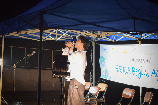 ▲ 준비한 랩 공연을 시작하기 전, 물을 마시며 긴장감을 해소하고 있다.