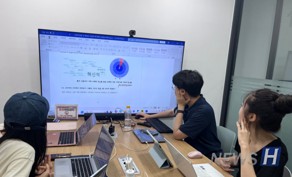 ▲ 팀원들이 모여 텍스트마이닝 분석을 하고 있다. 한경 팀은 다양한 조사 방법을 시도해 정확하고 생생한 자료를 얻었다. ⓒ 한경 팀