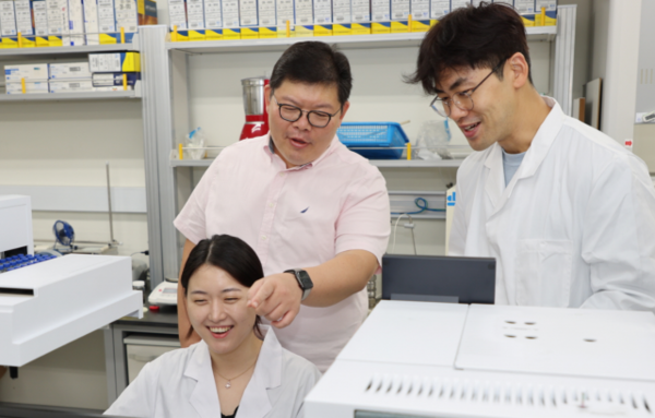 권일한 자원환경공학과 토토사이트 행오버(가운데)가 연구원들과 함께 폐기물 재활용 연구에 관해 논의하고 있다. ⓒ서울경제