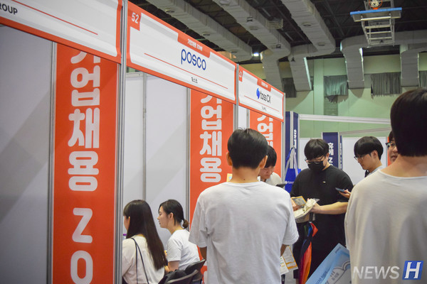 ▲ 'POSCO', 'toss CI' 등 다양한 기업의 종사자와의 상담을 받기 위해 줄을 서서 기다리는 학생들.