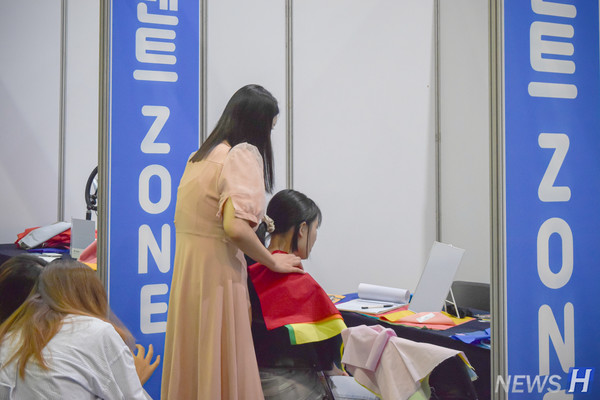 ▲ 사주, 타로, 퍼스널컬러 진단 등이 준비된 '이벤트 Zone'에서 퍼스널컬러 진단을 받고 있는 한양인.