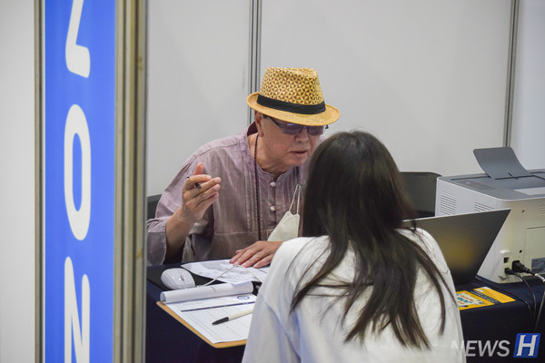 ▲ '이벤트 Zone' 사주 부스에서 인생에 대한 이야기를 듣고 있다.