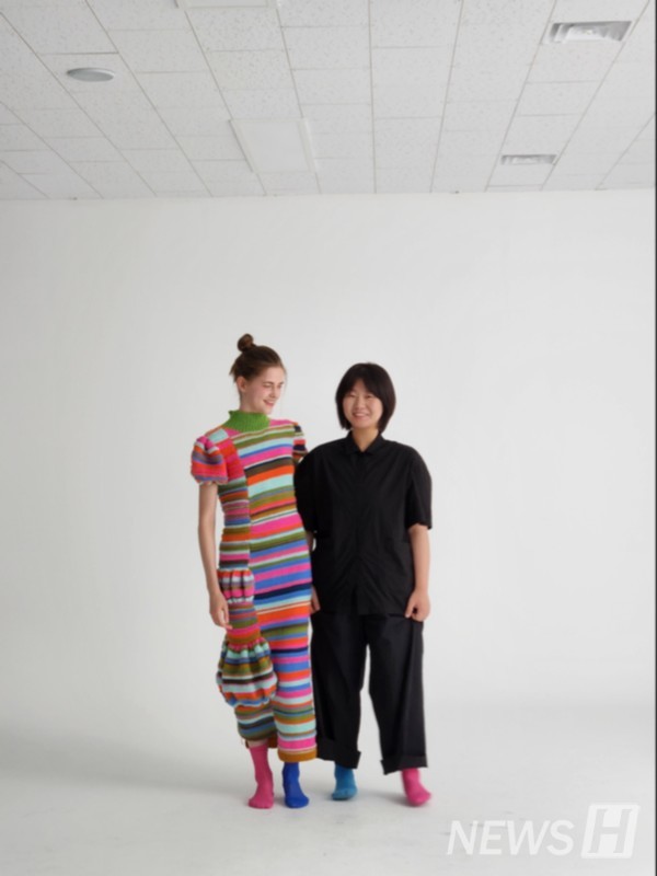 ▲ 김아리(의류학과 박사과정) 씨는 국내 최초로 장애인 예술에 패션을 접목한 박사학위 논문을 발표했다. ⓒ 김아리 학생