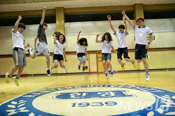 ▲ 김 씨가 속해 있던 배드민턴 동아리인 '하이민턴'. 그는 '하이민턴'의 회장으로 활동하며 한 단체의 리더로서의 사람들을 이끄는 경험을 했다. ⓒ 김현이 동문