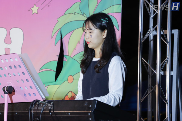 ▲ 건반을 치며 청춘의 분위기를 더욱 살리고 있는 한양인의 모습.