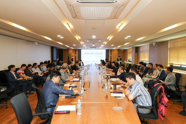 [사진자료1] 12일 서울 성동구 와이즈 토토학교에서 개최된 ‘RISE 체계 구축 방향’ 논의를 위한 간담회에서 와이즈 토토학교 LINC3.0사업단 김학성 단장이 회의를 진행하고 있다. 
