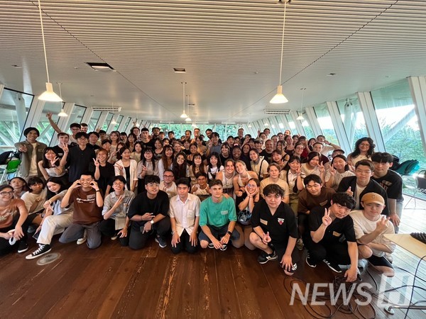 ▲ 조서림(경영학부 3) 씨가 칸다외어대학교(Kanda University of International Studies)의 일본어 유학생 본과 학생들과 기념사진을 남겼다. 다양한 국가에서 온 만큼 영어를 사용한다. 조 씨는 영어와 일본어를 모두 공부할 수 있는 환경에 만족감을 드러냈다. ⓒ 조서림 학생