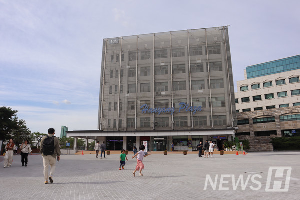 ▲ 건물 앞 보도블록 공사로 공간감이 더해졌다.