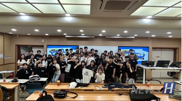 ▲ 흄의 공식 행사인 개강총회에서 흄 단원들이 모두 '흄티'를 입은 모습이다. ⓒ 조예원 학생