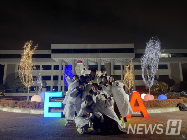 ▲ 한대방송국 VOH의 맞춤 흰색 롱패딩. 한범석(광고홍보학과 2) 씨는 맞춤 롱패딩을 처음 받았던 순간이 매우 특별한 기억으로 남는다며 부원들간의 추억을 회상했다. ⓒ 한범석 학생