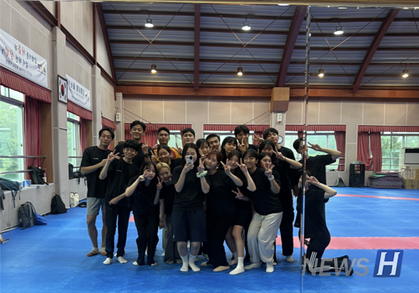 ▲ 루터스의 맞춤티를 입고 현역 단원들과 OB 선배 단원들이 함께 찍은 사진. 이 씨는 현역 단원에 그치지 않고 세대를 아울러 토토사이트 모멘트을 공유하며 소속감을 느낀다고 말했다. ⓒ 이유나 학생
