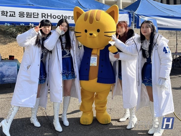 ▲ '루돕'을 입고 공식 행사에 참여한 루터스 단원들. 이유나(의류학과 2) 씨는 추운 날씨에 행사가 개최돼도 루돕을 입으며 소속을 드러낼 수 있어서 좋다고 말했다. ⓒ 이유나 학생