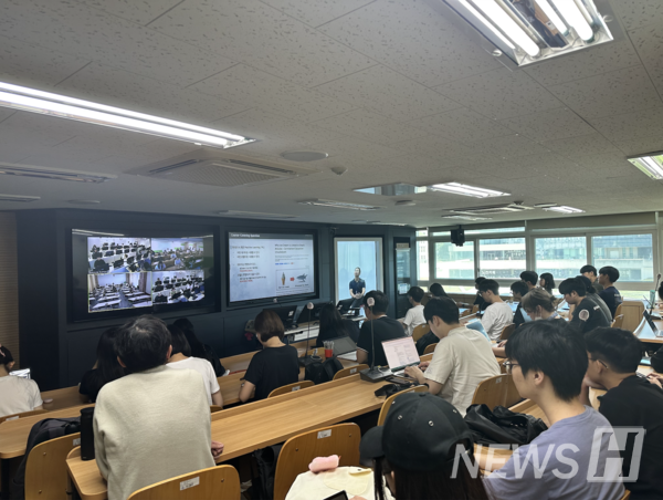 ▲ 류 토토사이트 마블가 진행하는 'AI+X인공지능'의 수업 모습. 수업에 참여하는 140여 명의 학생은 여러 강의실에 나뉘어져 홀로그램 상의 교수자를 만난다. ⓒ 박서영 기자