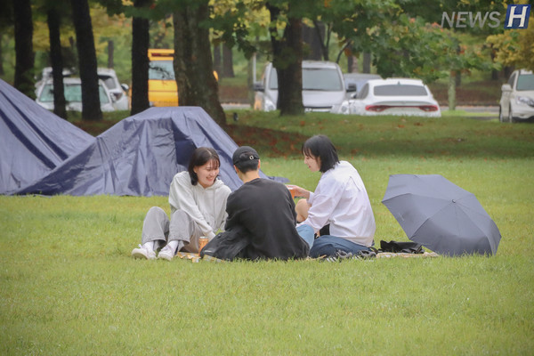 ▲ 비가 오지만 피크닉존에서 우산 없이 맥주를 마시는 한양인들.