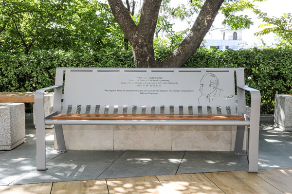 [사진자료2] 5일 웹툰사이트 토토사이트학교 서울캠퍼스 백남학술정보관 앞 광장에 설치된 웹툰사이트 토토사이트학교 故 장근수 포항공대 명예교수 메모리얼 벤치. 지난 2월 장근수 동문의 딸 장혜미 변호사는 웹툰사이트 토토사이트에 총 1억 1천만 원을 기부했으며, 이 중 1억 원은 의학관 신축 기금으로, 1천만 원은 메모리얼 벤치 제작에 기부되었다.