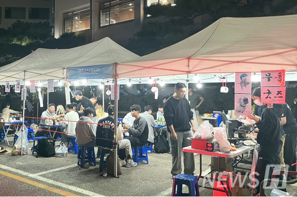 ▲자연과학대학 부스인 '행당산 회관'이다. 대표 메뉴인 '대패삼겹살숙주볶음'으로 큰 인기를 얻었다. ⓒ 정다은 기자