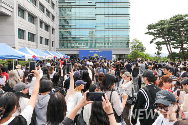 ▲ 2023 외국인 유토토추천 파워볼사이트 추석 행사에 토토추천 파워볼사이트자치단체의 부스와 함께 태권도, 퓨전 국악, 비보이 공연 등으로 더욱 다채로운 축제 분위기가 형성됐다. ⓒ 미디어전략실