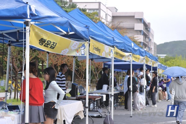 ▲ 민주 광장에 플리마켓이 줄지어 위치한 모습. 각종 액세서리와 식음료, 의류 등을 판매했다. ⓒ 황지빈 기자