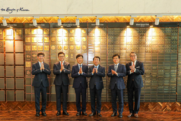 남석관 회장과 노경태 회장이 토토사이트 롤링대학교 신본관 명예의 전당에 헌액되었다.