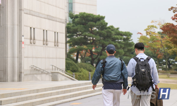 ▲ 학생들이 시험공부를 위해 백남학술정보관으로 발걸음을 옮기고 있다.