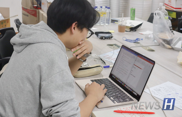 ▲ 학생이 시험을 위해 학생회실에서 수업자료를 읽고 있다.