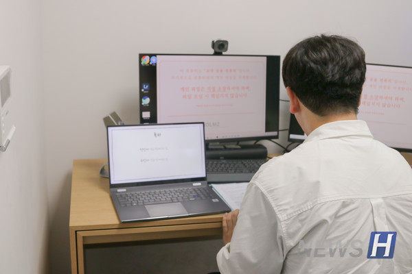 ▲ A student memorizing their script for a presentation assignment.