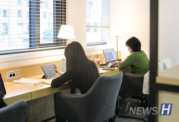 ▲ Students studying for exams at HOLMZ.
