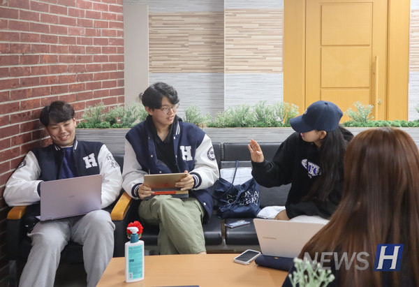 ▲ Students are discussing and sharing ideas while preparing for a team project.