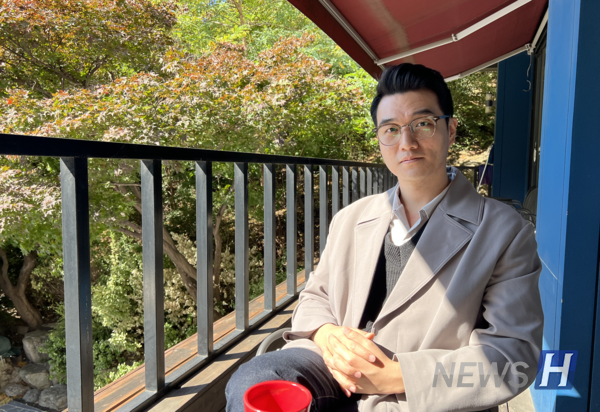 ▲ 우종희 연극영화학과 아바 토토사이트는 소방관의 PTSD(외상 후 스트레스 장애)를 중심으로 다룬 연극 '버닝필드'의 연출과 극작을 맡았다. ⓒ 전재우 기자