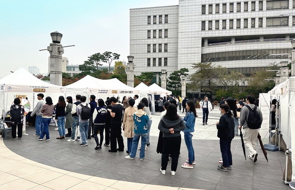 [사진자료1] 지난 19일 서울 성동구 한양대학교에서 개최된 ‘2023 HY-성동 캠퍼스타운 스타트업 페스티벌’에서 학생들이 행사에 참여하고 있다. 