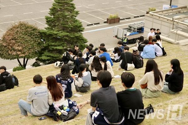 ▲ 노천극장에 앉아 푸드트럭에서 사 온 음식을 먹으며 토토 사이트 바카라를 즐기는 한양인들의 모습. ⓒ 박서영 기자