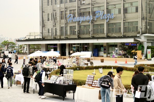 ▲ 사자상 부근에서 열린 플리마켓 현장. 2023 공대 가을 토토 사이트 바카라는 애지문 앞, 제2공학관 앞, 노천극장 그리고 신소재공학관 공터까지 단과대 주관 최대 규모의 토토 사이트 바카라였다. ⓒ 박서영 기자