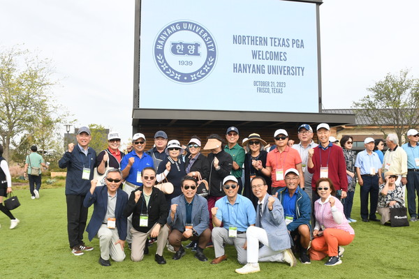 [Photo] Participants take a commemorative photo during the “2023 Global 가상 스포츠토토 University Alumni Reunion’s” friendly golf tournament at Cascades Golf Club in Texas, United States, on October 21 (local time).