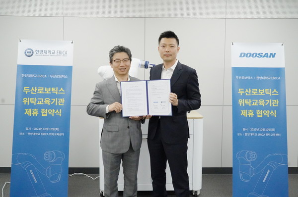 On September 10, Director Park Tae-joon of Hanyang University ERICA (left) and Manager Kim Sang-wook from Doosan Robotics are taking a photo at the Doosan Robotics cobot entrusted education institution agreement.