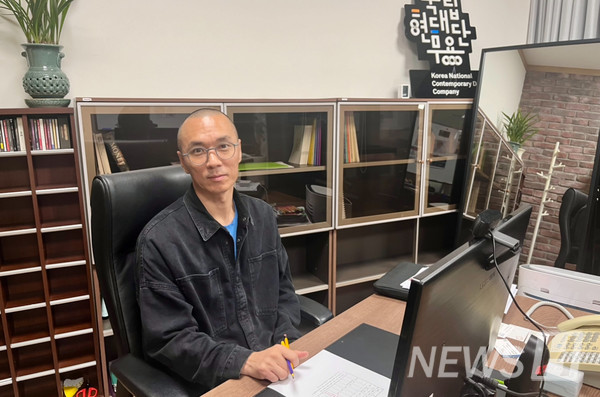 ▲ 국립 현대무용단 단장 겸 예술 감독인 김성용(무용학과 95) 씨의 자리이다. 김 씨는 이 공간에서 행정적인 업무를 처리한다. ⓒ 정다은 기자