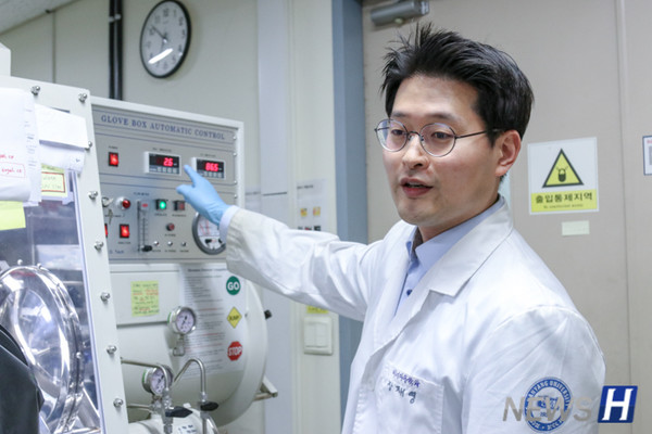 ▲ 장 교수의 목표는 개발한 새로운 마스터 토토사이트 소재군과 특성을 더욱 확장하며 양산 공정을 개발해 실용화하는 것이다. ⓒ NewsH