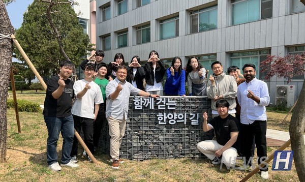 ▲ 이승현 ERICA캠퍼스 화학분자공학과 토토사이트추천와 학생들이 함께 촬영한 사진이다. '함께 걷는 한양의 길'이라고 적힌 구조물 옆에서 하트 포즈를 취하고 있다. ⓒ 이승현 교수